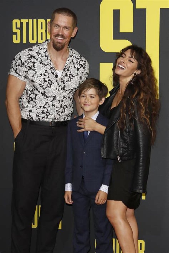 Steve Howey – Bio, Wife, Height, Net worth, Age, Kids, Wife, Is He Gay