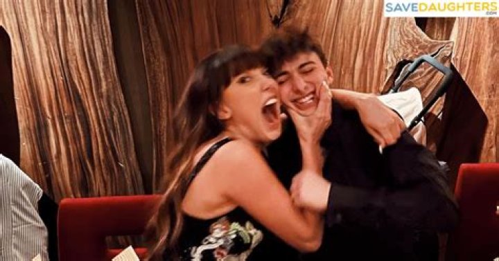 Who Is Noah Schnapp Dating? Who Is Noah Schnapp Girlfriend? ·